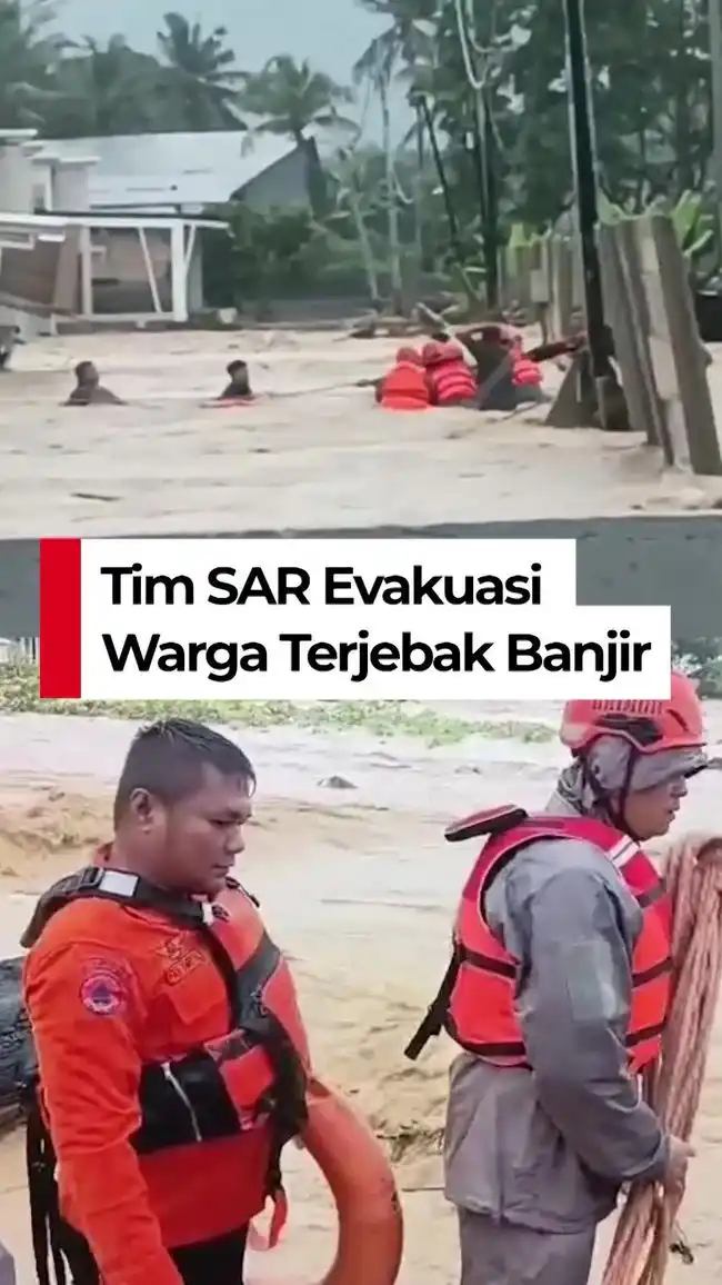 Tim SAR Evakuasi Puluhan Warga yang Terjebak Banjir di Padang