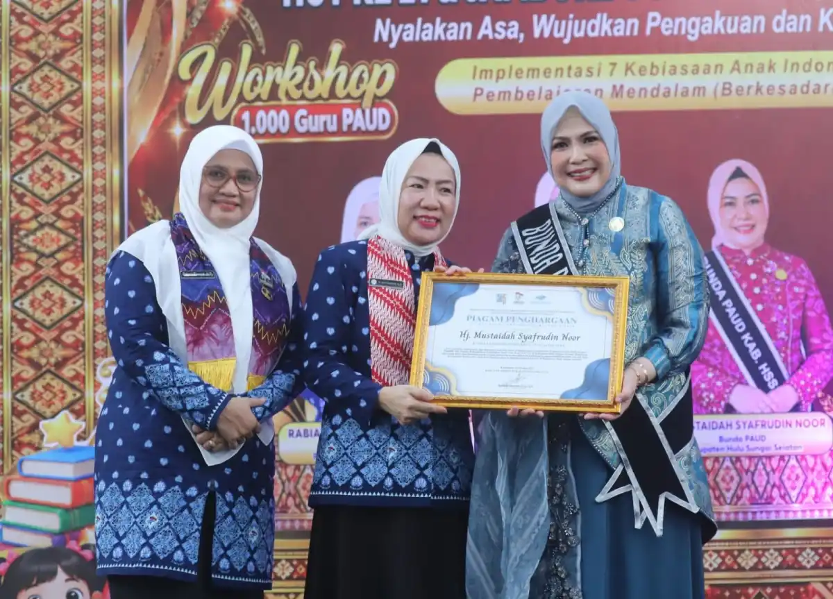 Tata Syafrudin Noor Terima Penghargaan atas Dedikasi Memajukan PAUD di HSS