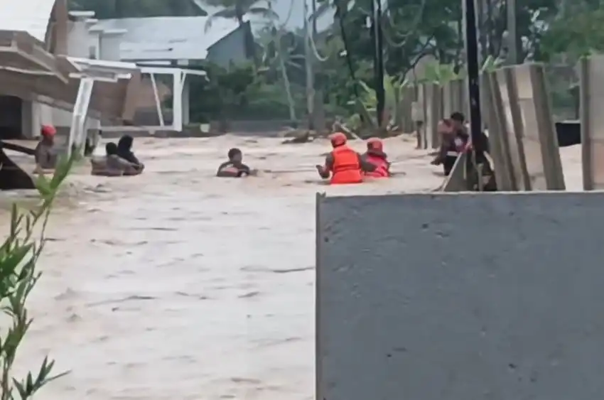 Banjir di Padang Rendam 120 Rumah, Ratusan Warga Terdampak