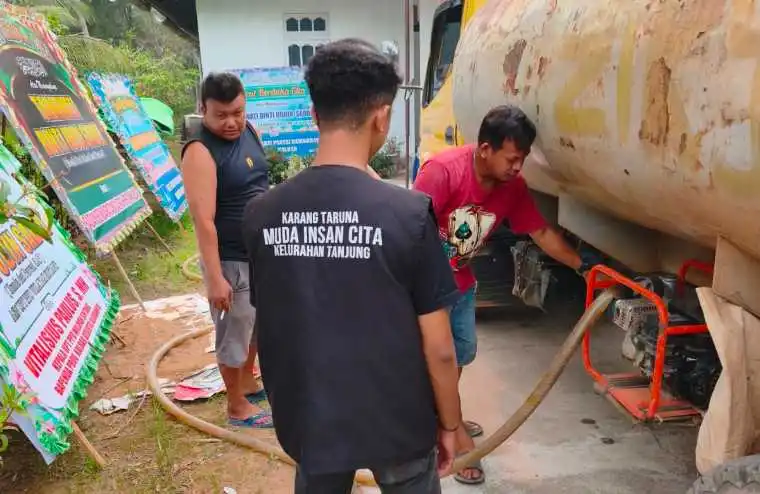 Aksi Air Bersih untuk Warga Tanjung di Tengah Dampak Kabut Asap