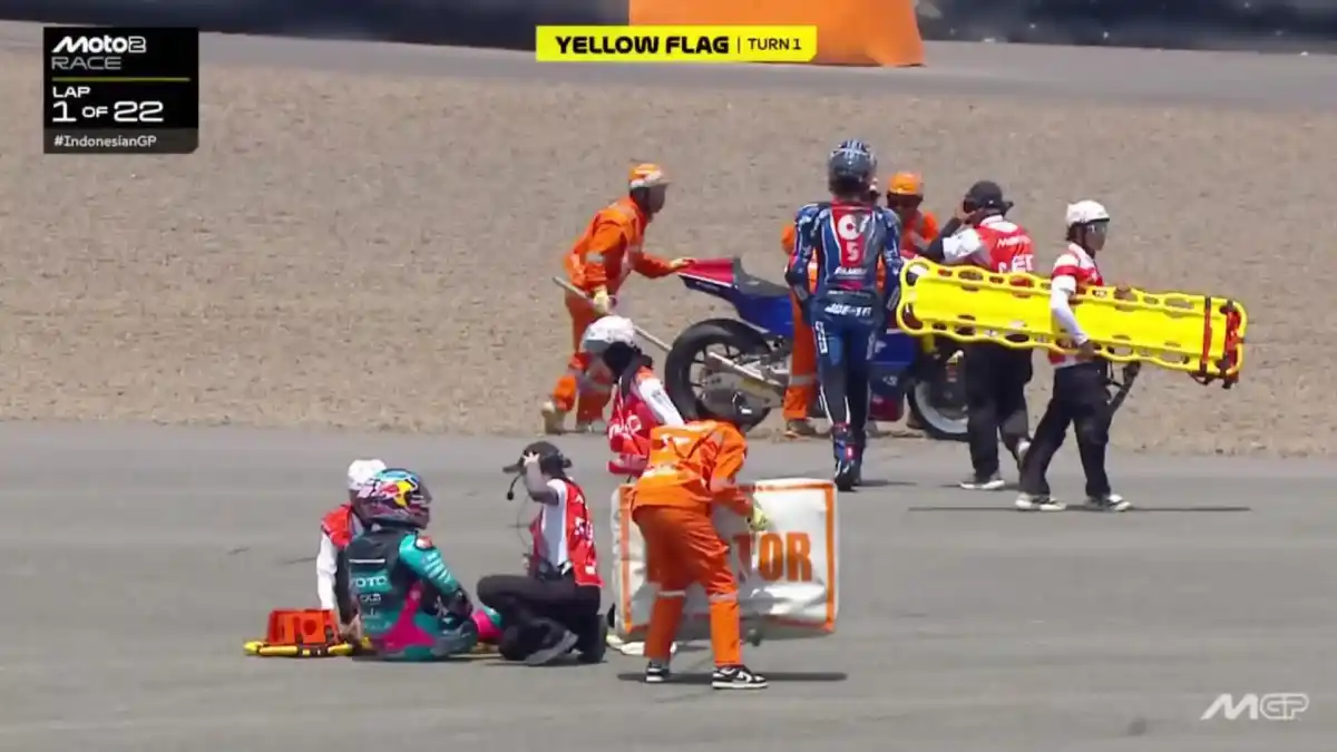 Tabrakan Beruntun di Tikungan Pertama Hentikan Sementara Moto2 GP Indonesia 2026