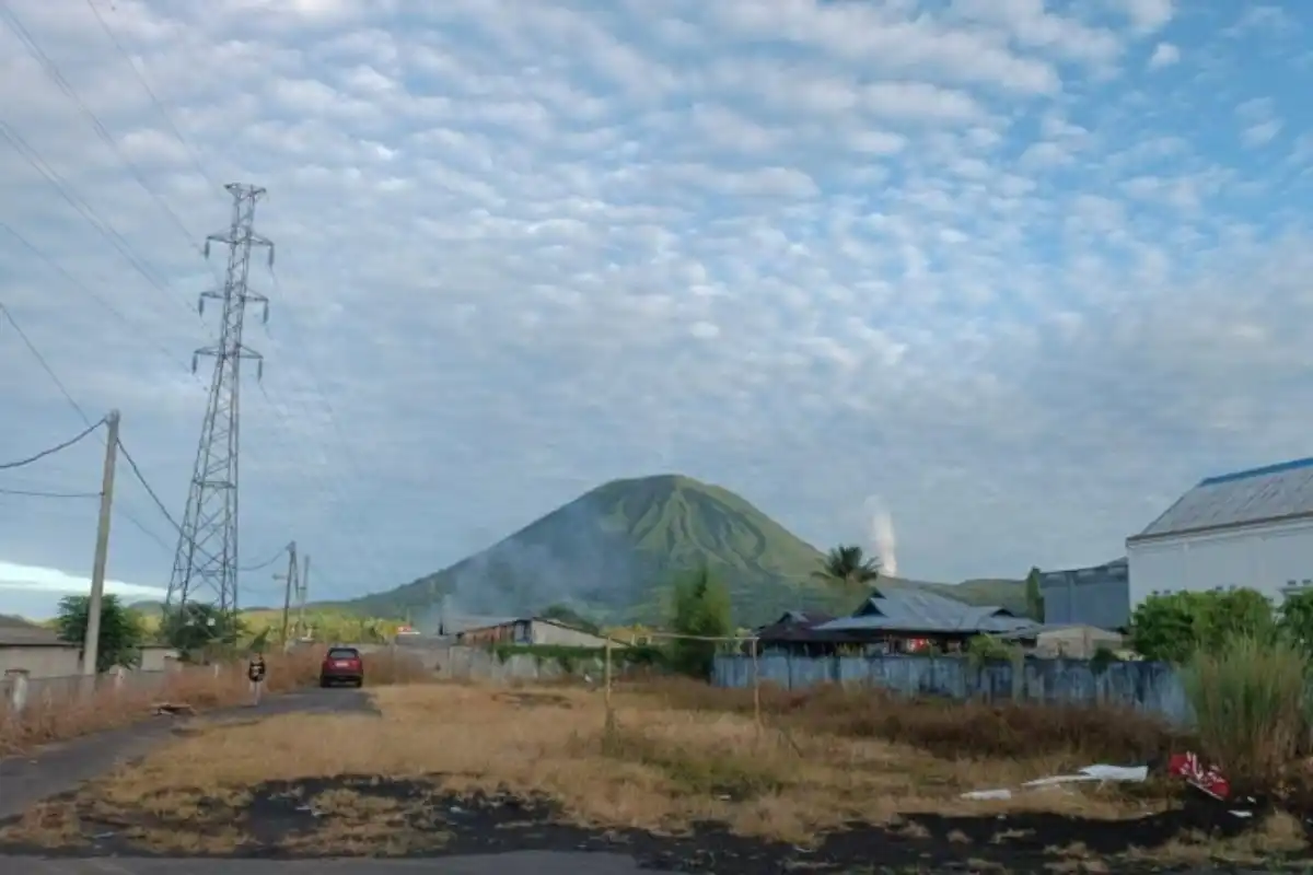 Aktivitas Gunung Lokon Didominasi 277 Gempa Vulkanik Dangkal, Status Tetap Waspada