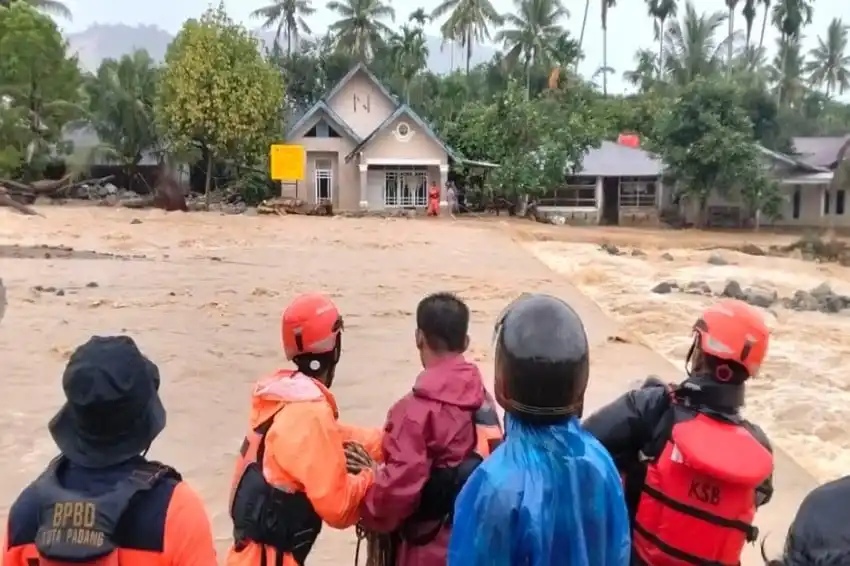 Banjir Melanda Tiga Kecamatan di Padang, 238 Warga Dievakuasi