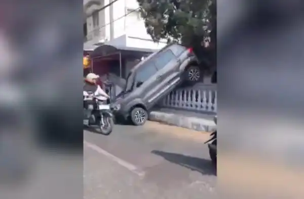 Mobil Kakek 83 Tahun Tersangkut di Pagar Rumah Warga di Jombang