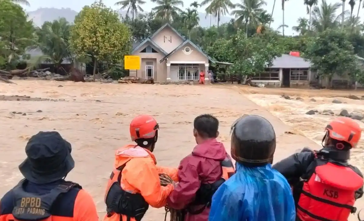 Banjir Rendam Tiga Kecamatan di Padang, Ratusan Warga Terdampak dan Mengungsi