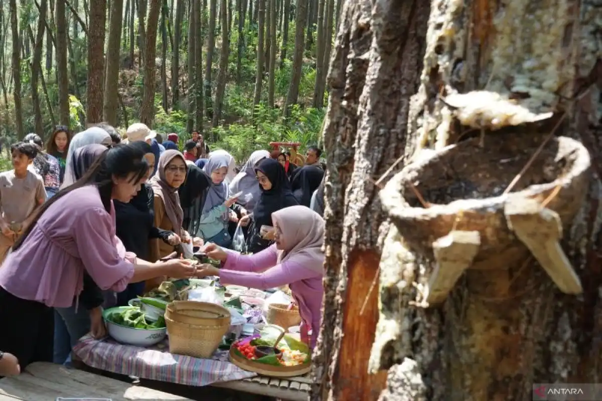 Keramaian Pasar Jadul Pangupo Jiwo di Kaki Gunung Wilis