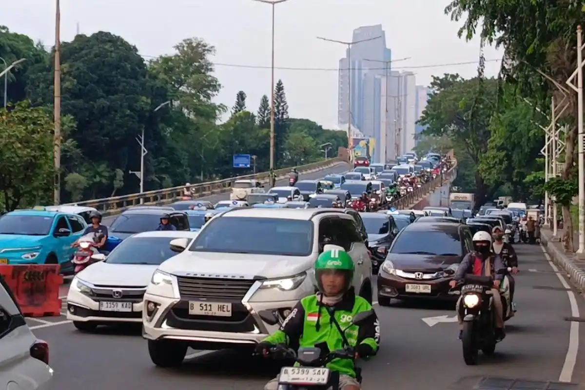 Jajaran Dishub DKI Turun Tangan Atasi Kemacetan Pagi di Sejumlah Ruas Jakarta
