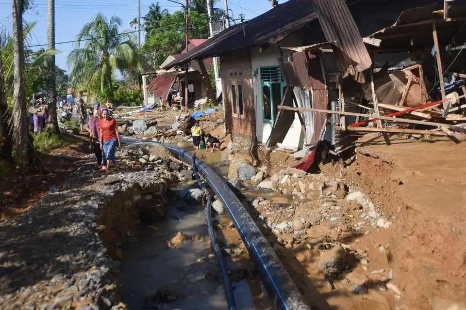 Banjir Bandang Rendam Padang, Warga Mengungsi dan Sejumlah Infrastruktur Rusak