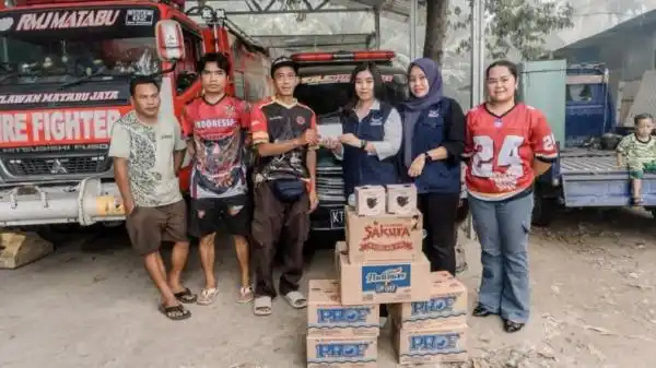 Winda Sari Salurkan Bantuan bagi Relawan Pemadam Karhutla di Barito Timur