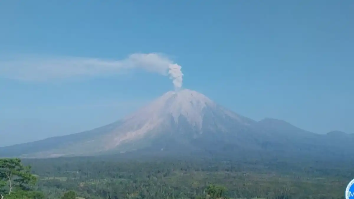 Tiga Erupsi Semeru pada Senin Pagi, Status Gunung Masih Level Siaga