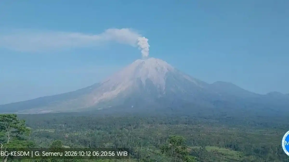 Semeru Erupsi Tiga Kali pada Senin Dini Hari, Abu Membubung 900 Meter