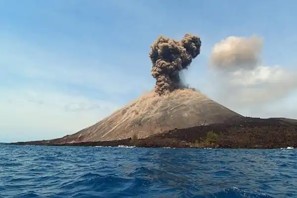 Puluhan Wisatawan Terobos Zona Terlarang Gunung Anak Krakatau demi Berswafoto
