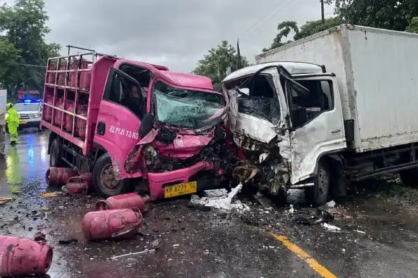 Tabrakan Dua Truk di Kubu Raya Menewaskan Pengemudi dan Melukai Dua Orang