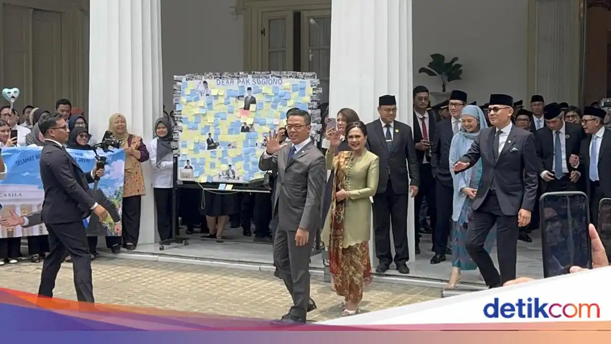 Sugiono Tinggalkan Kemlu, Diantar Tata dan Dilepas dengan Nyanyian Pegawai