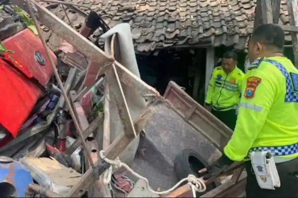 Truk Boks Menabrak Dua Kendaraan dan Tiga Rumah di Jalur Pantura Tuban