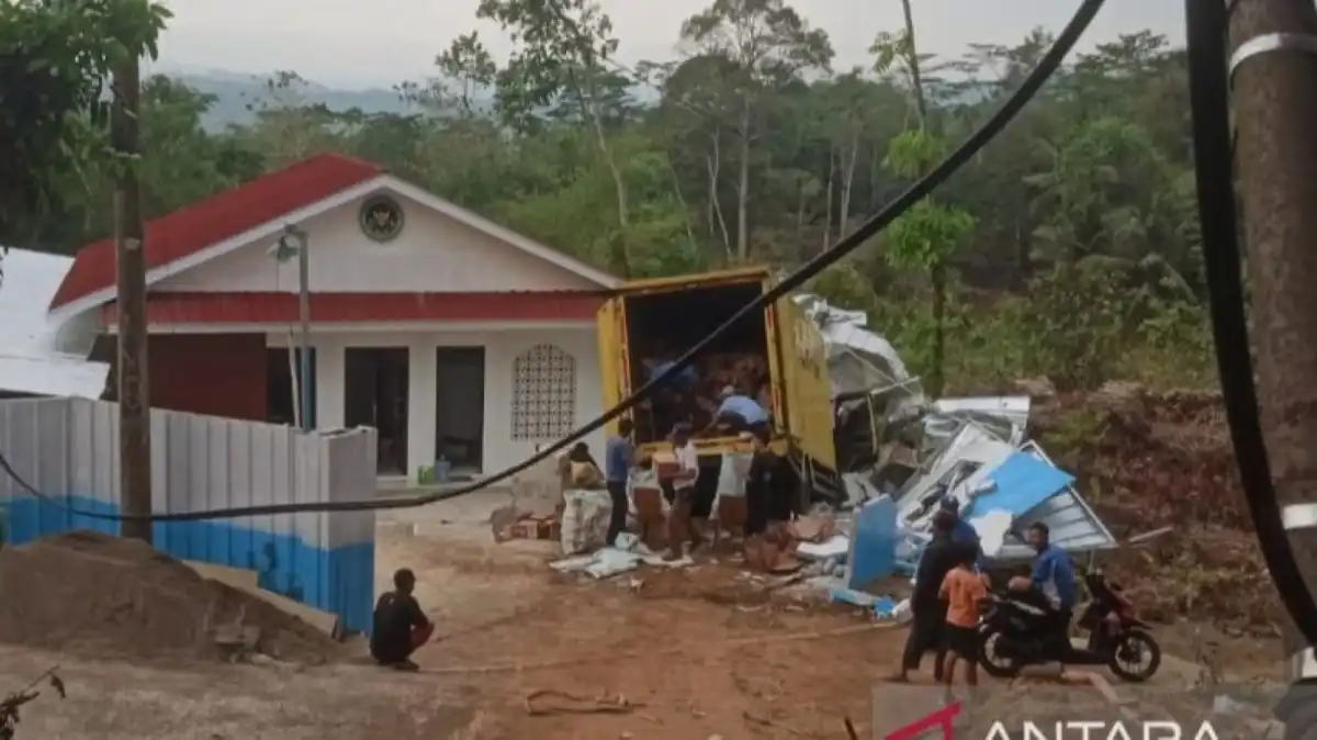 Truk Teh Terguling Setelah Menabrak Dapur MBG di Cianjur, Tiga Pegawai Terluka