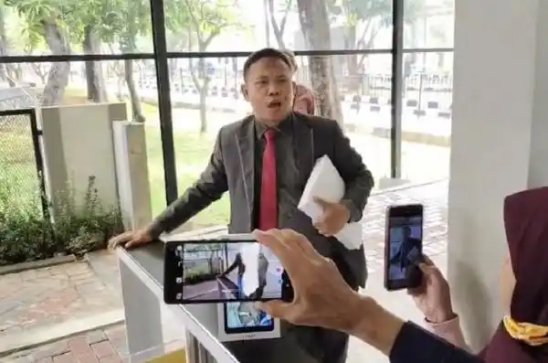 Rombongan Ahmad Khozinudin Sempat Tertahan Saat Ajukan Desakan Pemakzulan Gibran di DPR