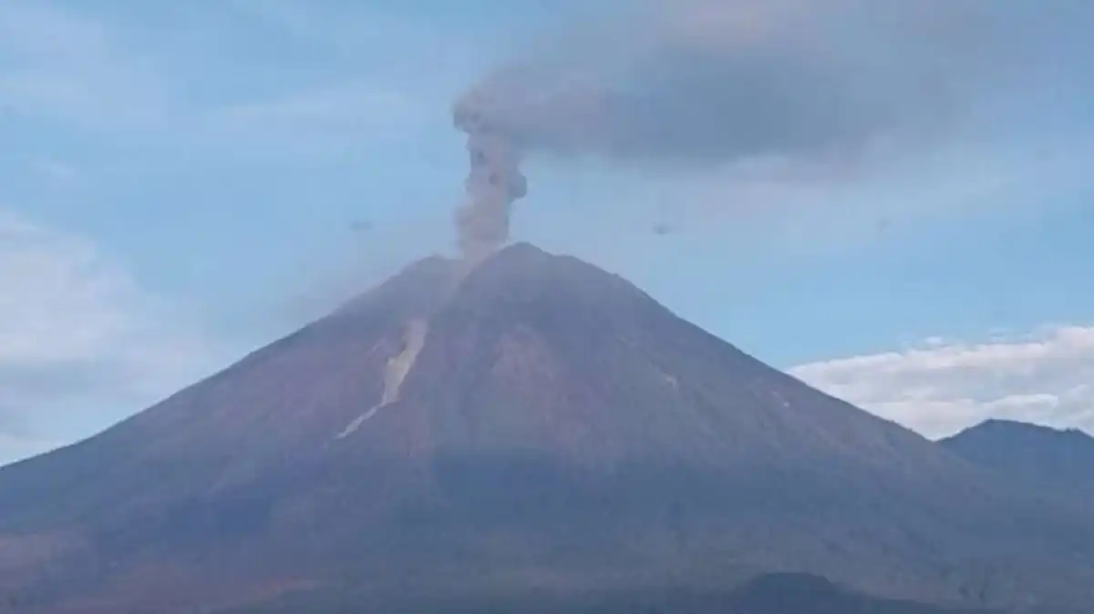 Aktivitas Gunung Semeru Meningkat, Sembilan Erupsi Tercatat hingga Siang Hari