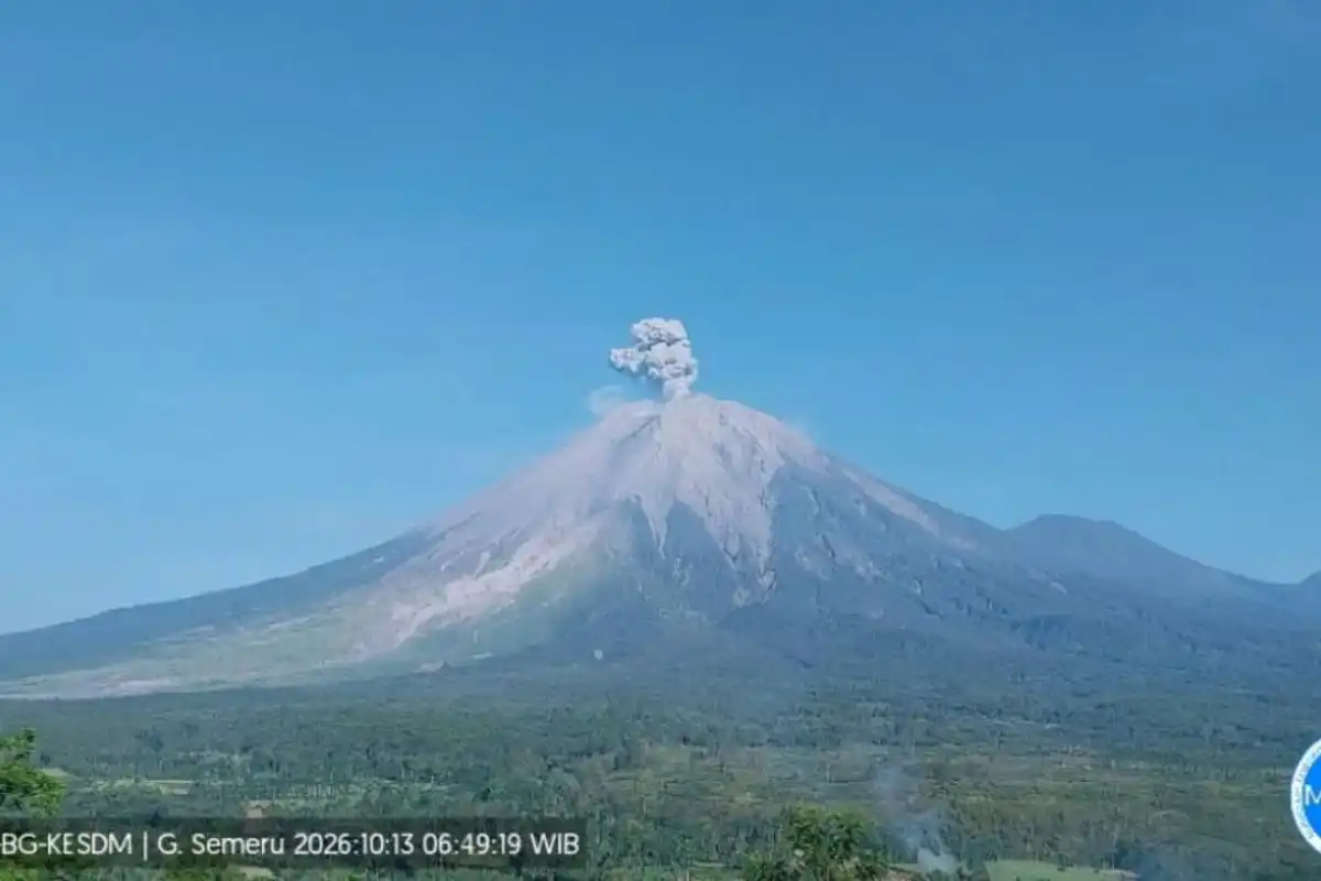 Aktivitas Gunung Semeru Meningkat, Sembilan Erupsi Tercatat hingga Siang Hari