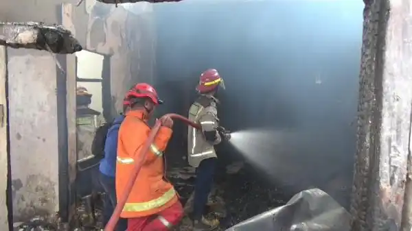 Kebakaran Gudang Dekorasi Pernikahan di Purwakarta Picu Kepanikan Warga