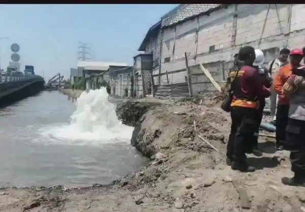 Pipa Bocor Picu Semburan Lumpur hingga Tiga Meter di Dupak Rukun Surabaya