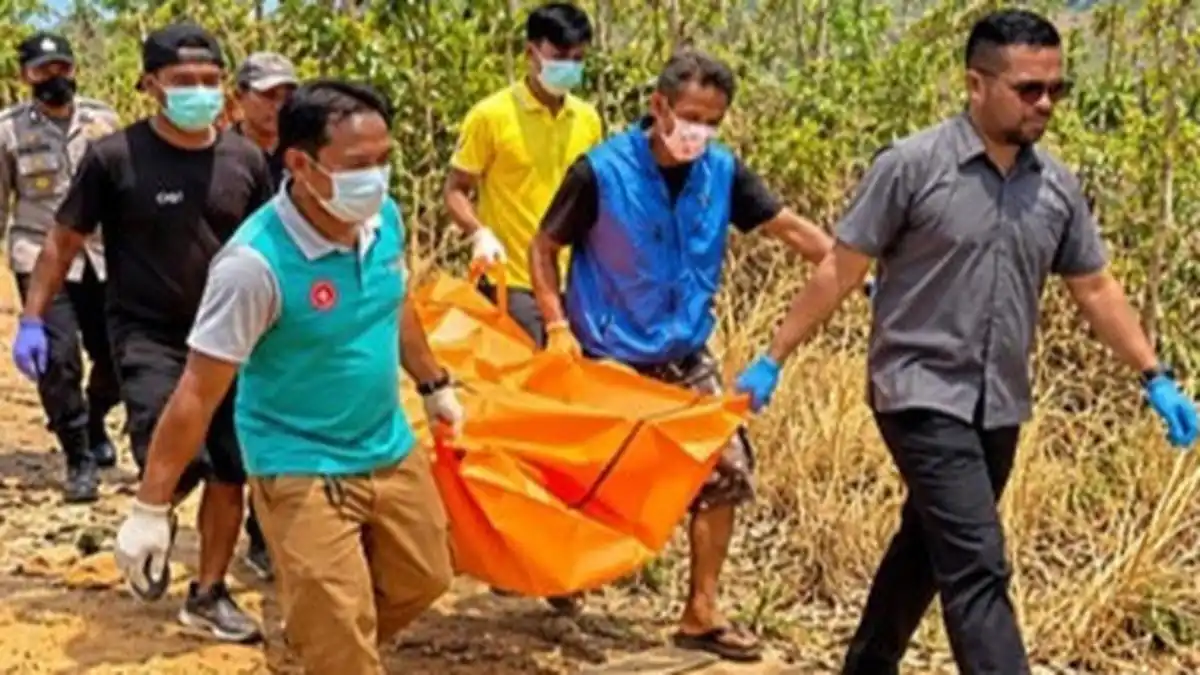 Evakuasi Jasad Perempuan Tanpa Identitas dari Lereng Kebun Jati Sukabumi