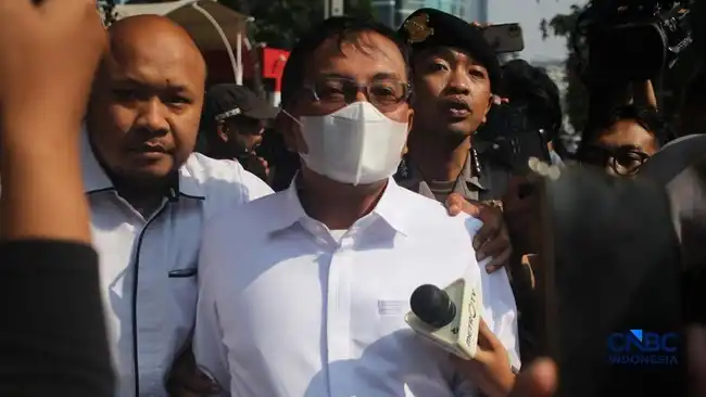 Usai Menjalani Pemeriksaan KPK, Sestama BNPB Rustian Meninggalkan Gedung dengan Taksi