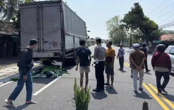 Tabrakan dengan Truk yang Parkir Tewaskan Pasangan Suami Istri di Kulonprogo