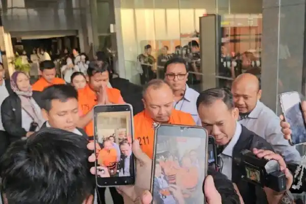 Lima Tersangka OTT BNPB Keluar dari Gedung KPK dengan Rompi Oranye