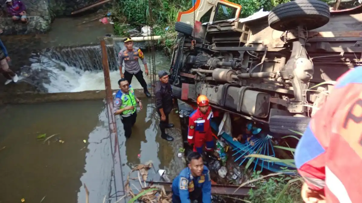 Elf Terjun ke Sungai di Ciawi Setelah Diduga Rem Gagal, Sopir Meninggal