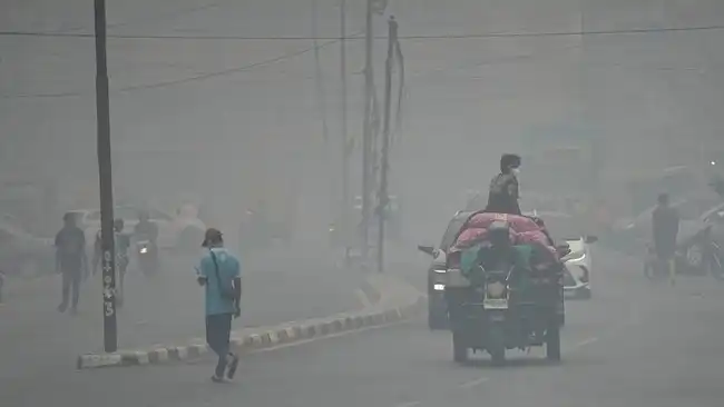 Kabut Asap Karhutla Membatasi Jarak Pandang Warga Palembang