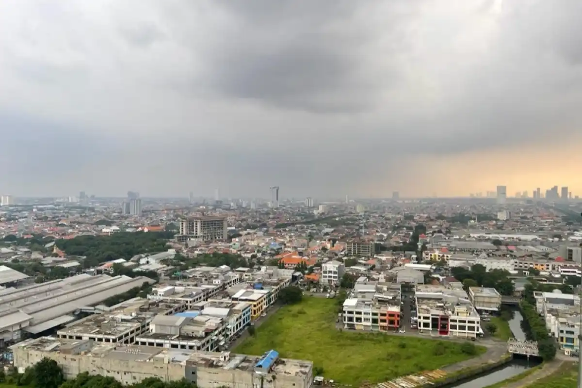Kabut dan Bau Hangus Dikeluhkan Warga Surabaya