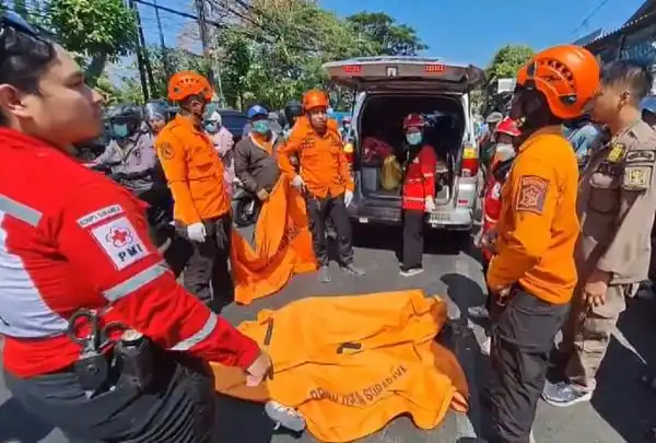 Kecelakaan di Jagir Wonokromo: Pengendara Scoopy Tewas Setelah Terlindas Truk