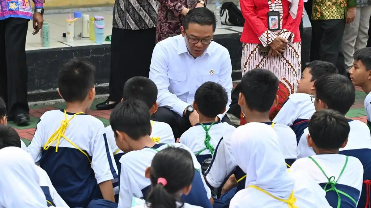 Cek Kesehatan Gratis di Sekolah: Peninjauan Sugiono dan Capaian Program Nasional