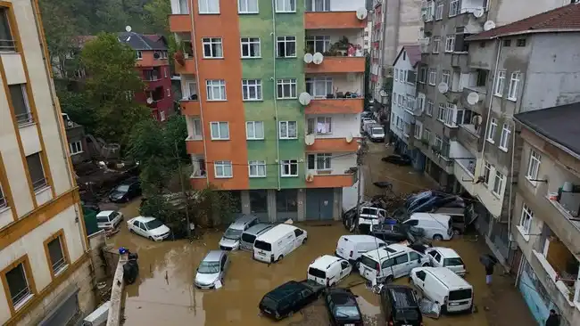 Banjir di Istanbul Tewaskan Tiga Orang, Ganggu Penerbangan dan Rendam Masjid Bersejarah