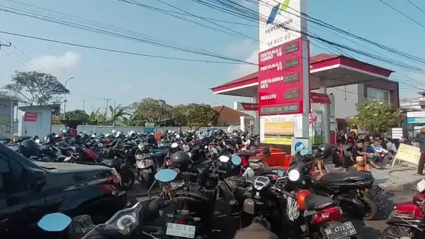 Antrean BBM Mengular di Jembrana, Warga Menunggu Pasokan yang Belum Tiba