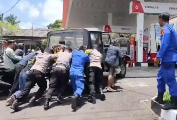 Di Tengah Antrean BBM Gianyar, Polisi Bantu Dorong Mobil Warga
