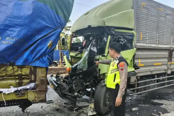 Tabrakan Dua Truk di Pantura Batang, Seorang Sopir Alami Memar