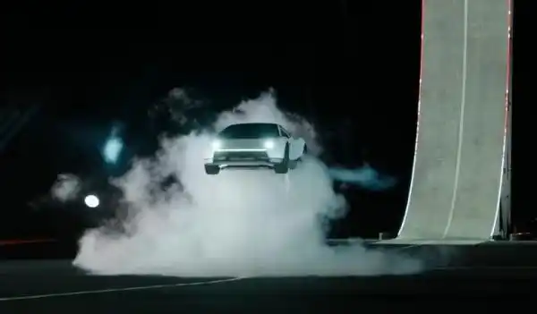 Tesla Roadster dan Demonstrasi Aksi di Udara: Teknologi, Klaim, dan Status Produksi