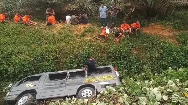 Mobil Tahanan Masuk Parit Usai Bertabrakan dengan Truk di Jalinsum Labura