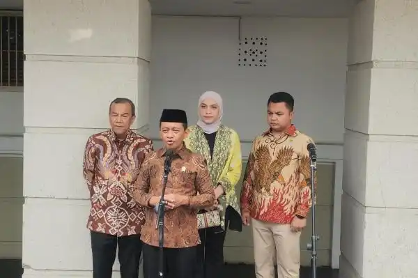 Bahlil Koordinasikan Isu Antrean BBM dan Pembentukan Kemenko Baru
