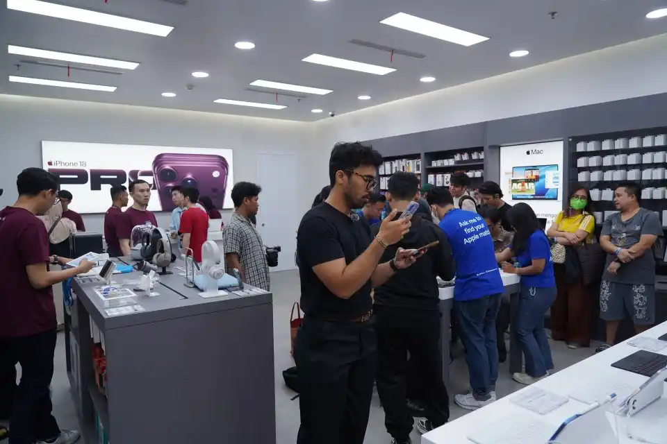Antrean Pembeli Sambut Penjualan Perdana iPhone 18 Pro di Indonesia