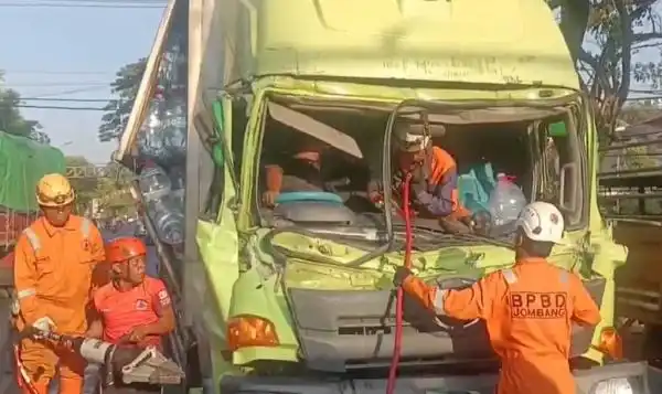 Tabrakan Dua Truk di Jombang Menjepit Sopir di Dalam Kabin