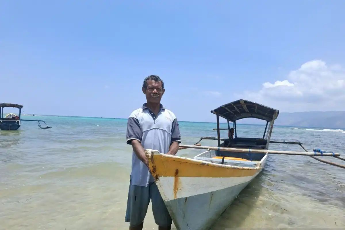 Dari Sopir Truk ke Pengantar Wisata Dugong, Musa Menopang Keluarga dari Laut Alor