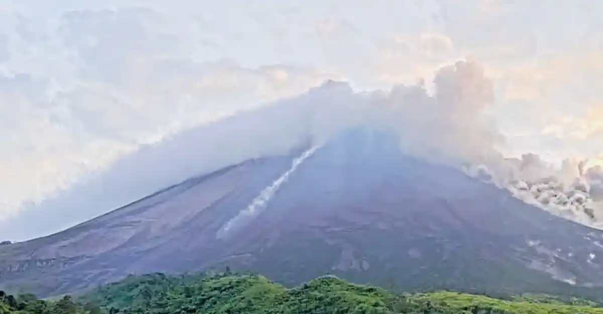 Merapi Bertahan di Level Siaga, Enam Guguran Lava Meluncur hingga Dua Kilometer