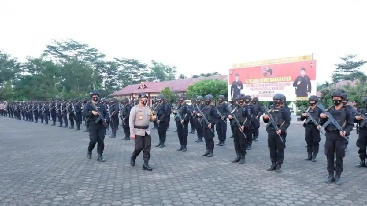 Polri Kirim Enam Personel Brimob Lampung dan Dua Kendaraan AWC ke Sumsel