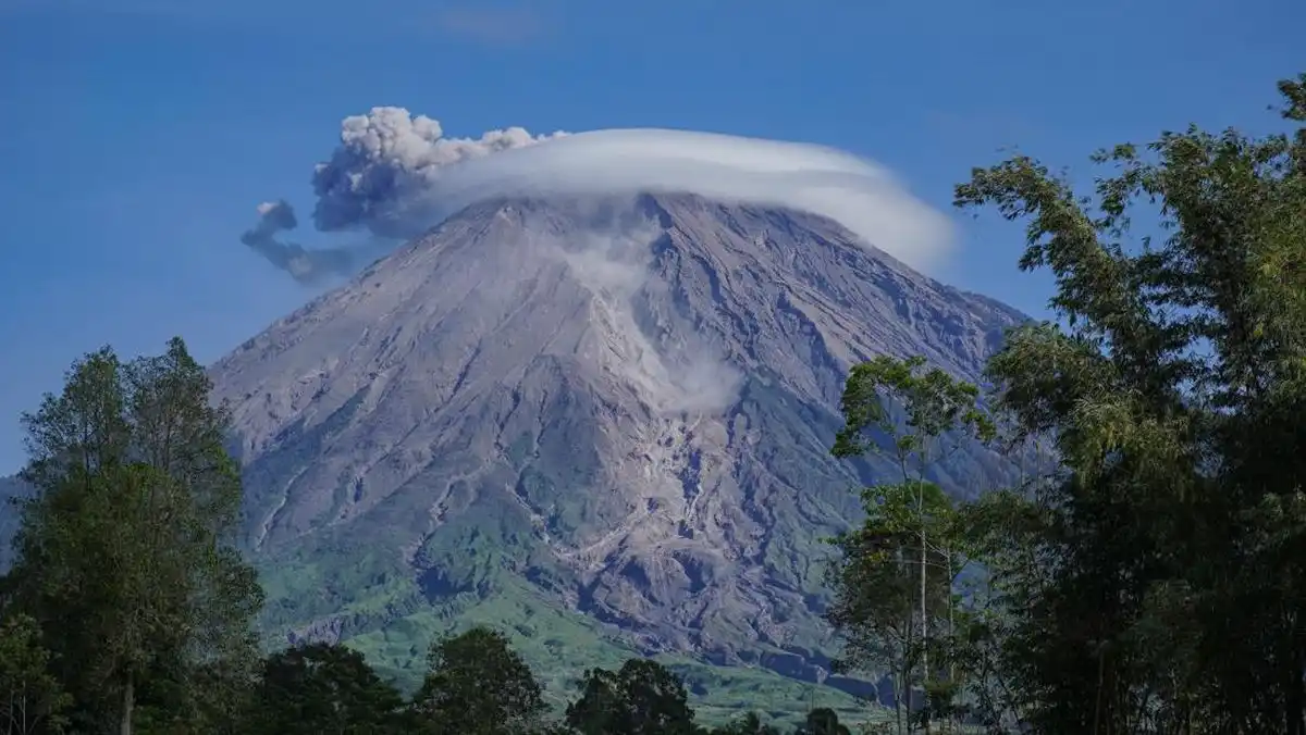 Semeru Erupsi Tiga Kali, Kolom Abu Tertinggi Teramati 1.000 Meter