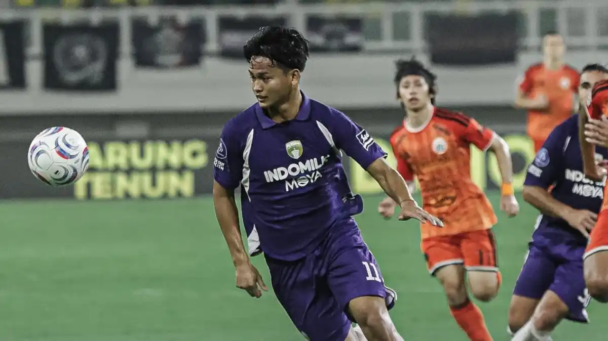 Pengawalan Polisi Bawa Rombongan Jakmania Keluar dari Banten International Stadium