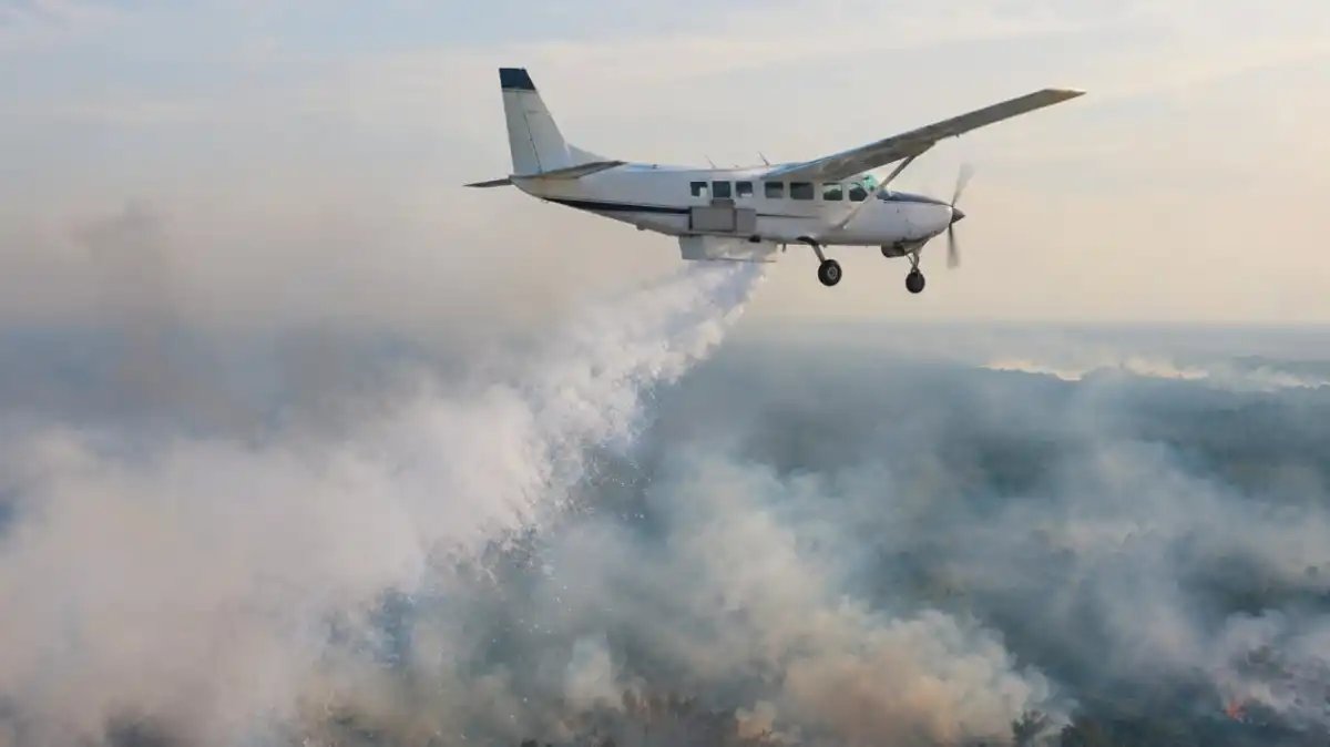 BNPB Sebar 1,6 Ton Dry Ice untuk Menangani Asap Karhutla di Sumatera Selatan