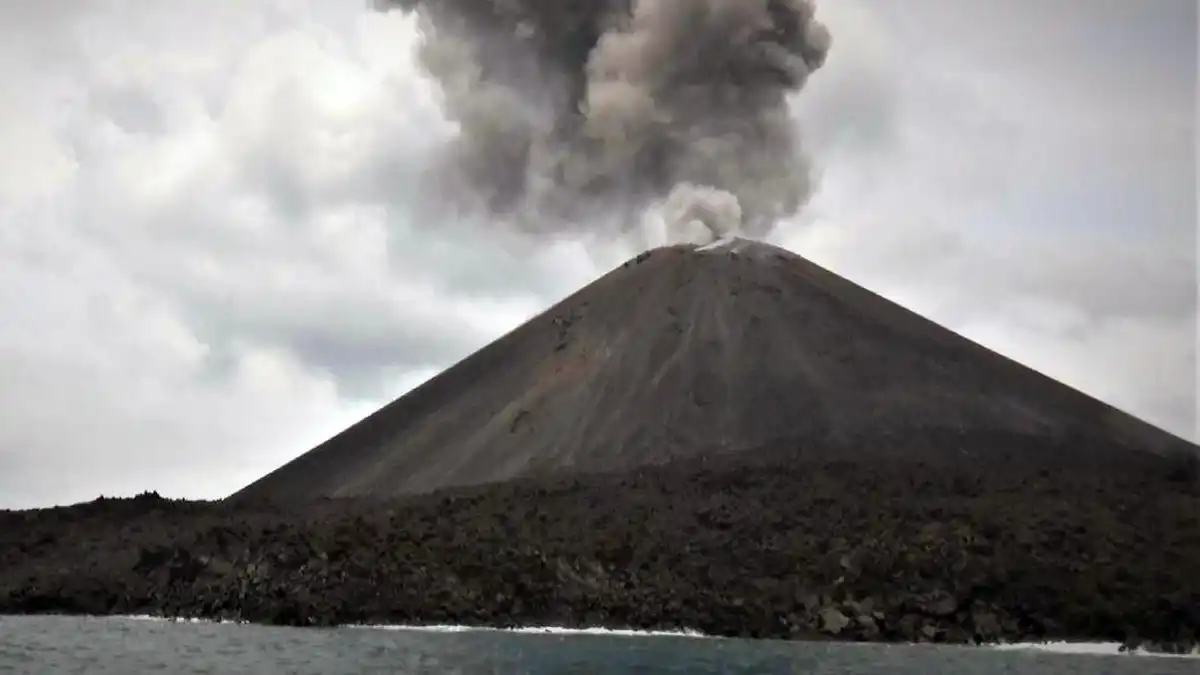 Tiga Erupsi Anak Krakatau Terjadi dalam Rentang Siang